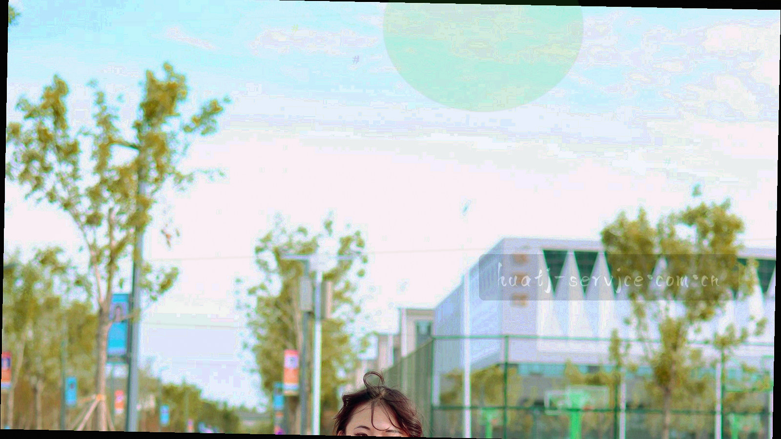 桌面俯拍：耳机、便签纸与键盘整齐摆放，一角压着蓝色便签条